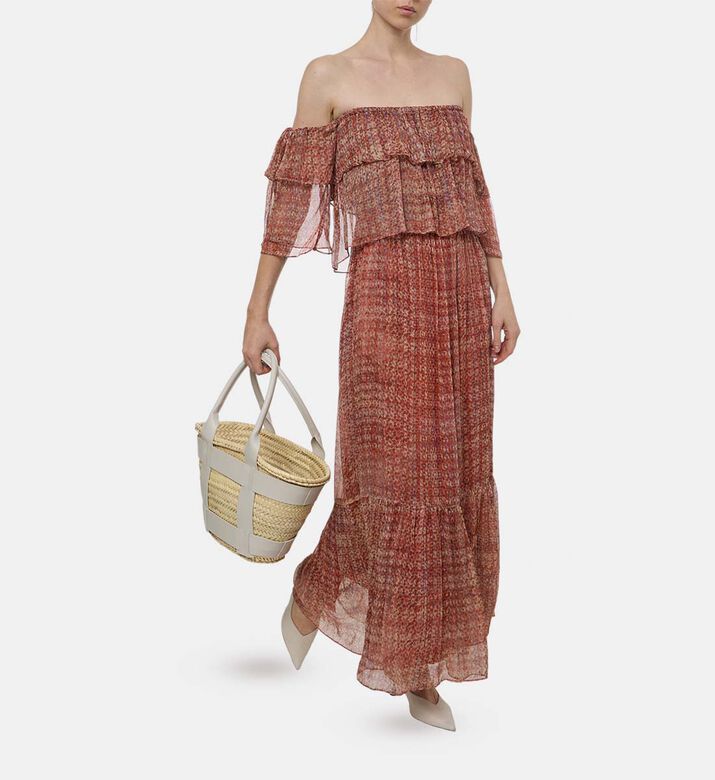 فستان طويل واسع بأكتاف مكشوفة