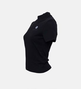 تي شيرت قطن بياقة عالية وطبعة شعار