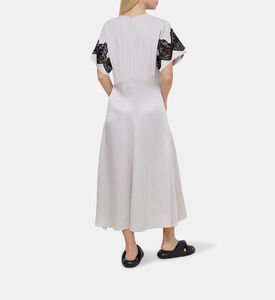 فستان متوسط واسع بإضافات دانتيل