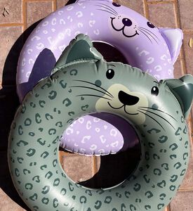 عوامة سباحة بشكل حيوان النمر