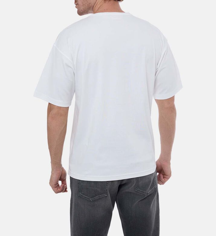 تيشيرت بياقة دائرية وشعار مطرز