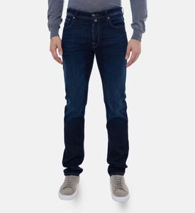 جينز بقصّة مستقيمة وبلون غامق باهت