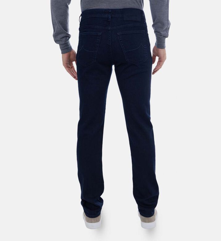 جينز بقصّة مستقيمة وبلون غامق باهت