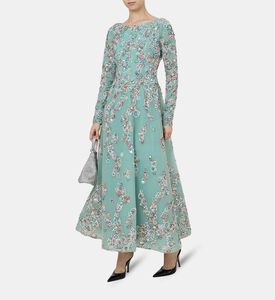 فستان مزين بقصّة انسيابية