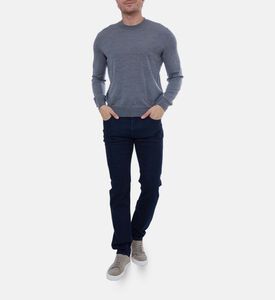 جينز بقصّة مستقيمة وبلون غامق باهت