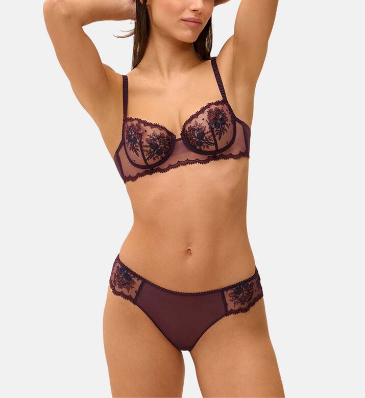 Simone Perele Btanga, Model View