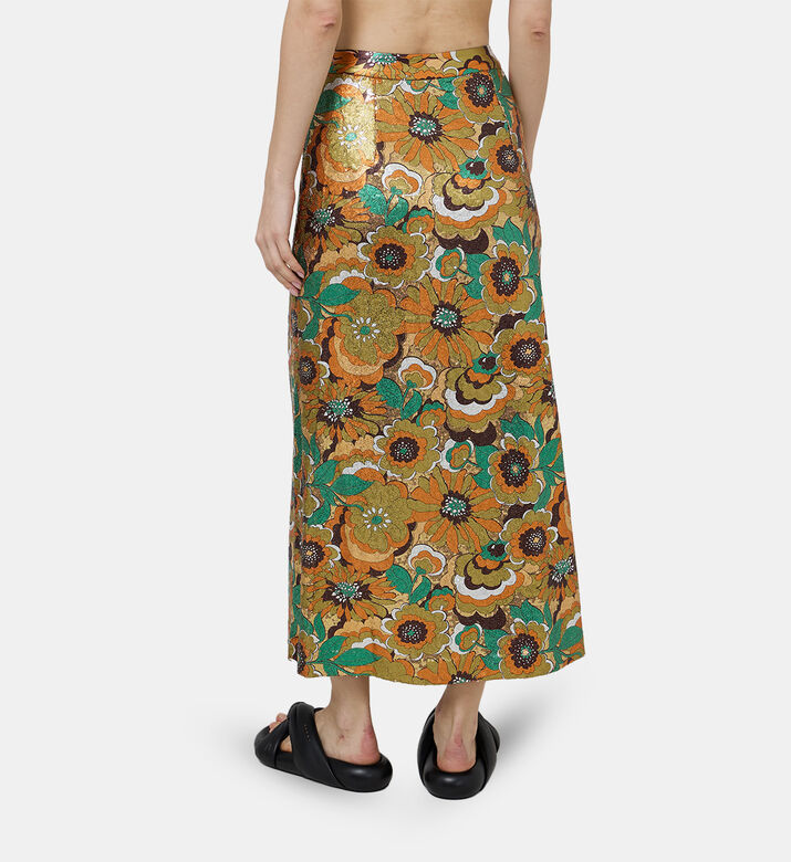 تنورة متوسطة الطول مزينة بترتر بأزهار