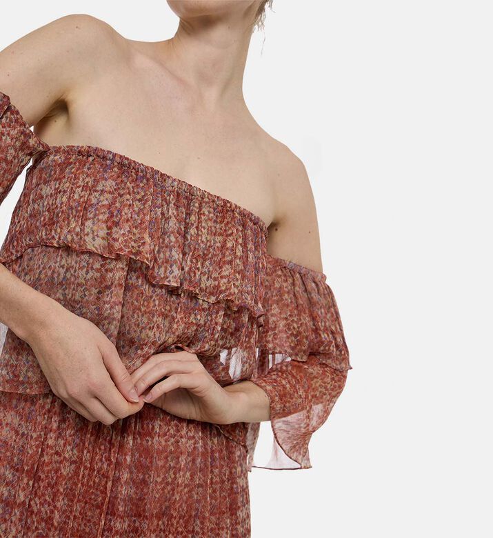 فستان طويل واسع بأكتاف مكشوفة