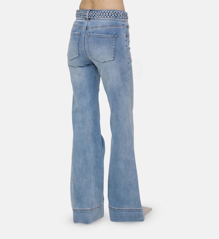 جينز واسع فاتح بخصر مرتفع أعلى الأرداف