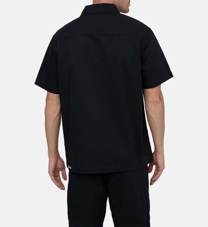 قميص كلاسيكي بجيب بأكمام قصيرة