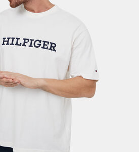 تيشيرت بأحرف العلامة بقصة كلاسيكية