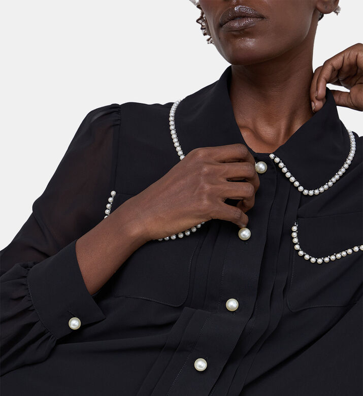 بلوزة بأكمام شفافة مطرزة بلؤلؤ