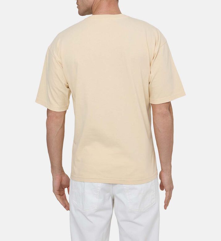 تيشيرت بشعار بارز