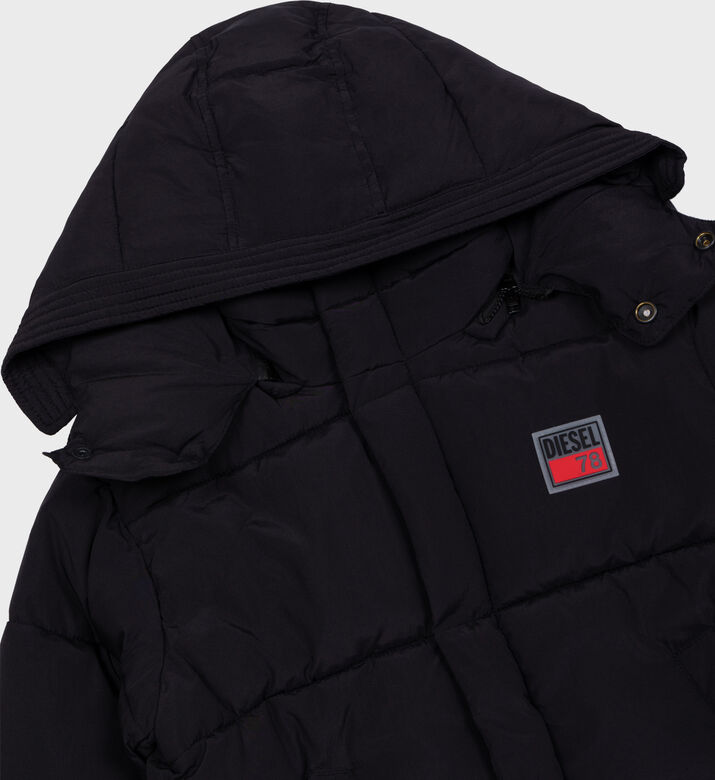 الصبي مبطن مقنعين سترة منتفخة الصبي مبطن مقنعين سترة منتفخة