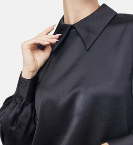 تيانا تتدفق أعلى الساتان