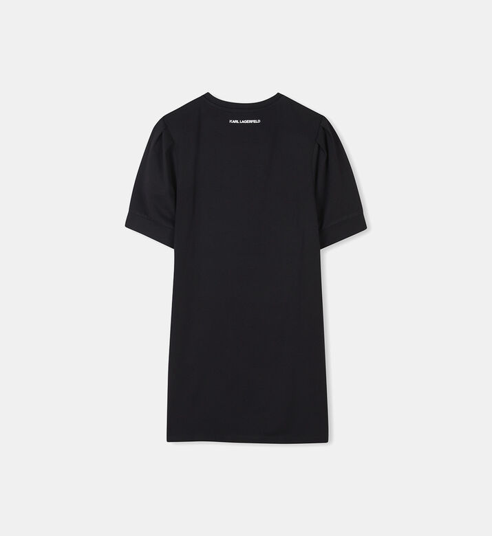 فستان بشعار مزين بأحجار الراين