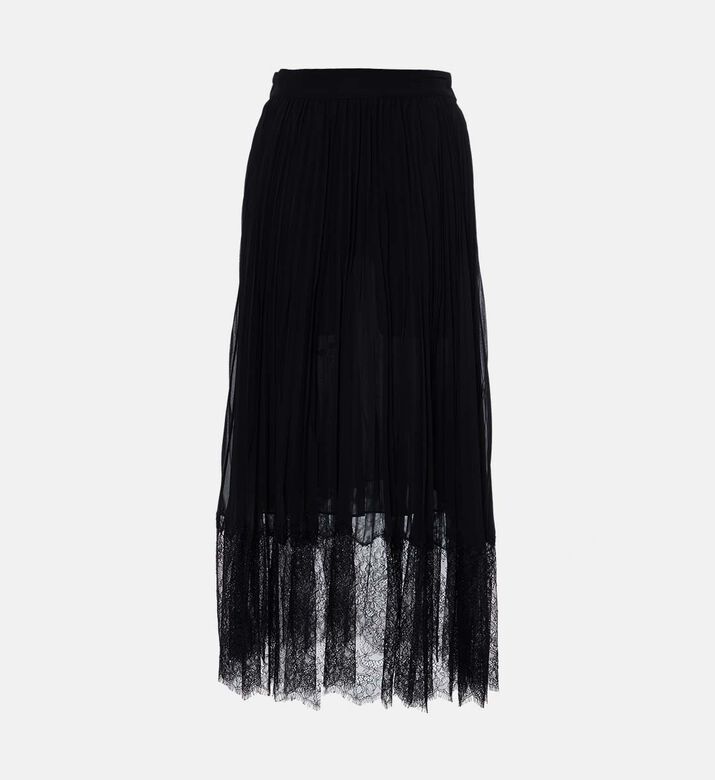 تنورة واسعة مطرزة بأزهار