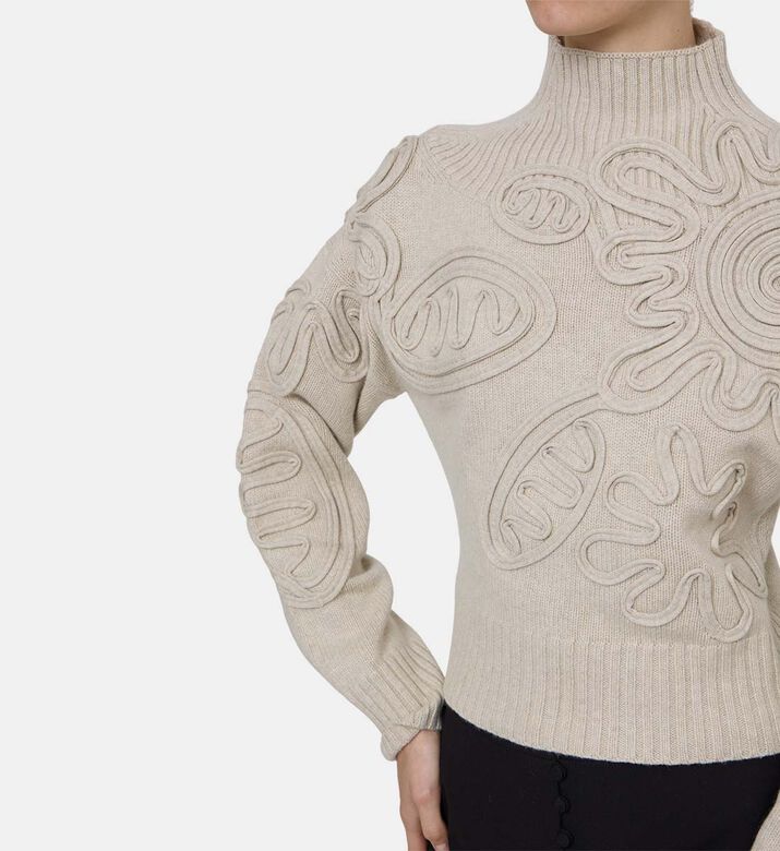 سترة برقبة عالية مطرزة بأزهار سترة برقبة عالية مطرزة بأزهار