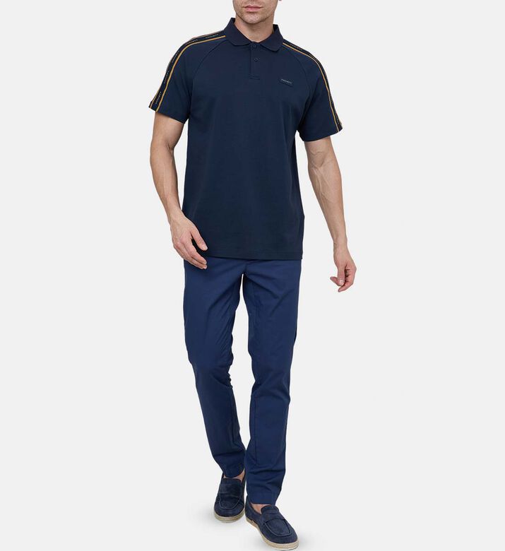 قميص بولو كلاسيكي بشعار مطرز