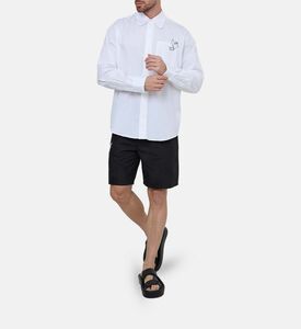 تيشيرت مزين بشعار مطرز بصف أزرار