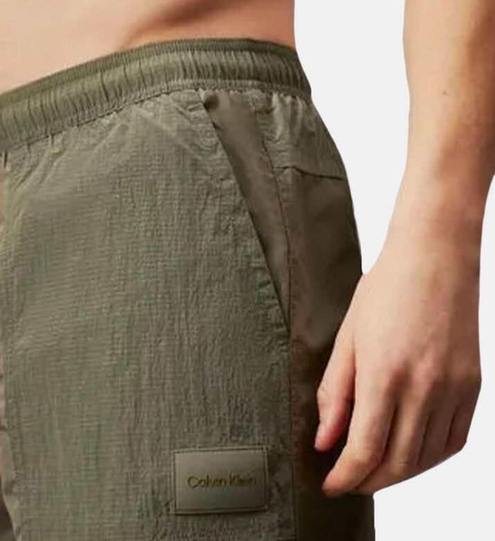 شورت سباحة بنقشة لوغو وقماش مقاوم للتمزق