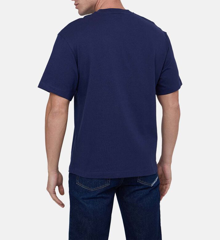 تيشيرت مطرز بتفاصيل بشكل حرف إي