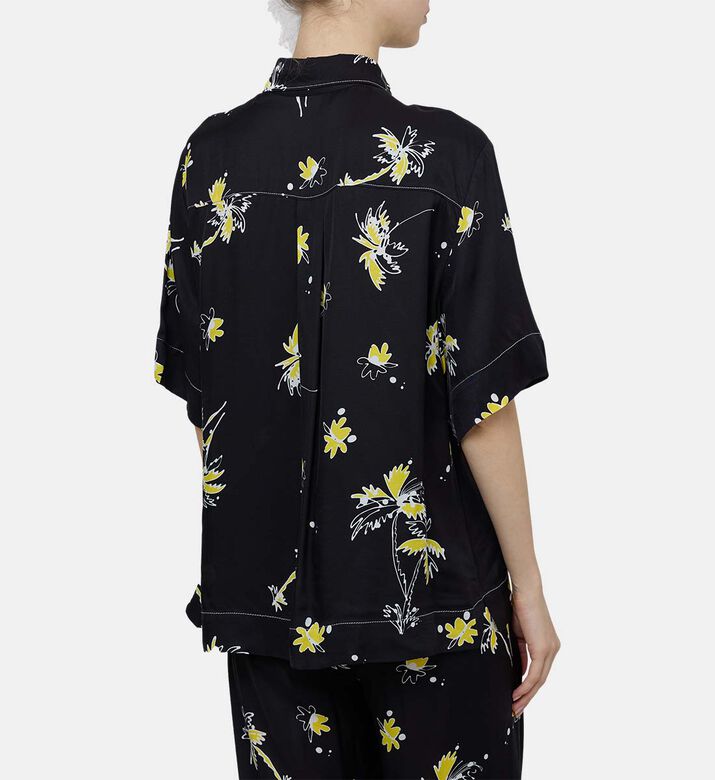 قميص مطبوع بفتحة أمامية بقصة مربعة