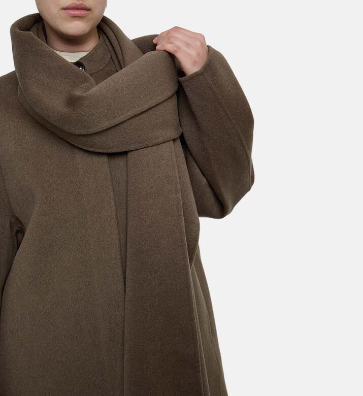 Soeur Coat Finn, Model View