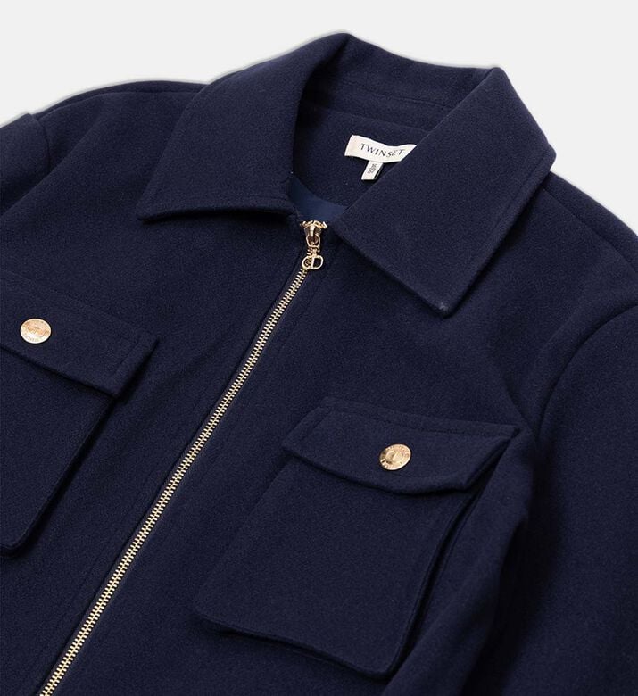 جاكيت بأكمام طويلة وجيوب بغطاء قلاب جاكيت بأكمام طويلة وجيوب بغطاء قلاب