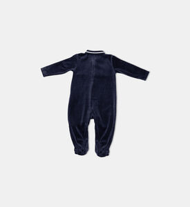 بيجامة مطرزة بشعار مزودة بأزرار كبس وأقدام مدمجة