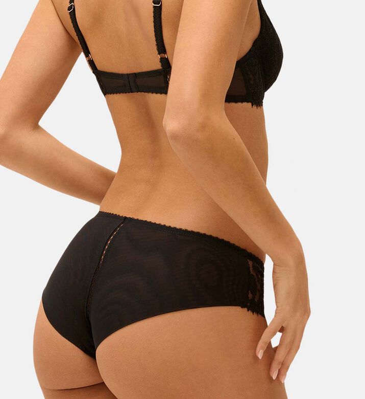 شورت بخصر متوسط وطبقة شفافة دانتيل وحافة مزخرفة