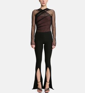 بلوزة شبه شفافة بأكمام طويلة وكتفين مكشوفين