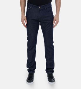 بنطال جينز بقصّة ضيقة ولون داكن