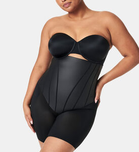 شورت بخصر عالٍ بطول منتصف الفخذ