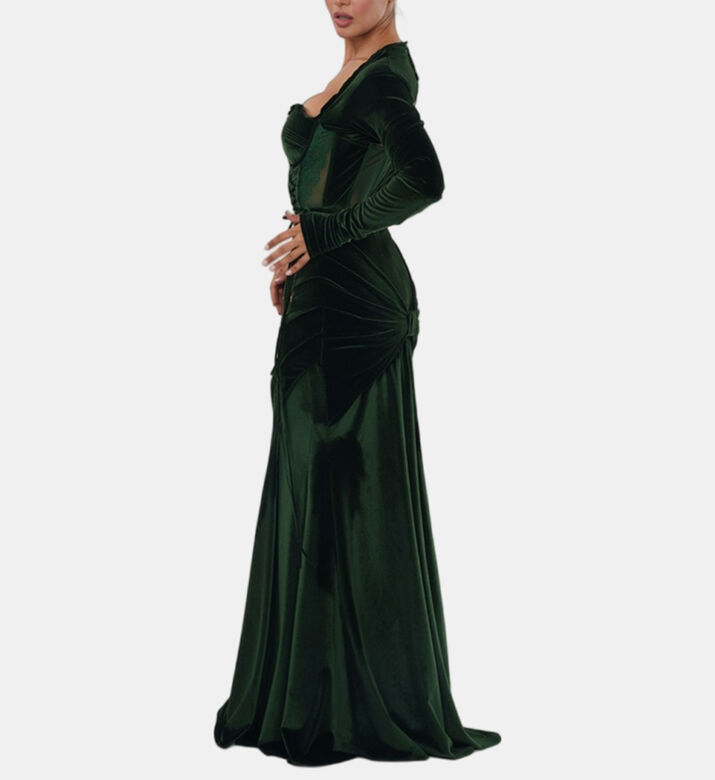 فستان طويل مخملي مكشوف الأكتاف