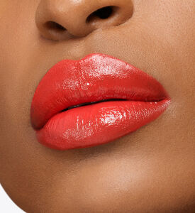 لون شفاه مرطب وفائق اللمعان