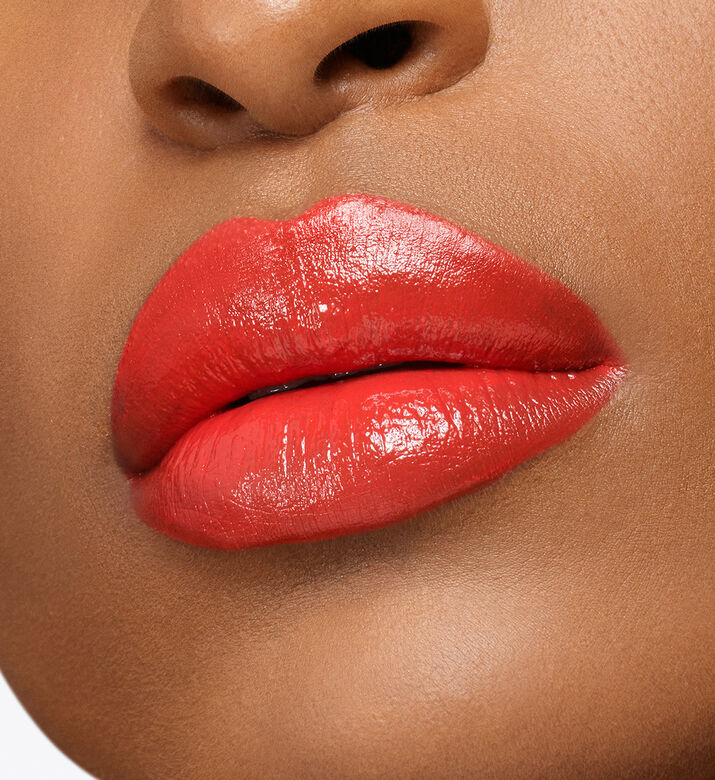لون شفاه مرطب وفائق اللمعان