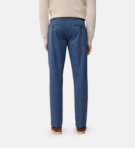 بنطال بخصر مطاطي وأرجل تضيق نحو الأسفل