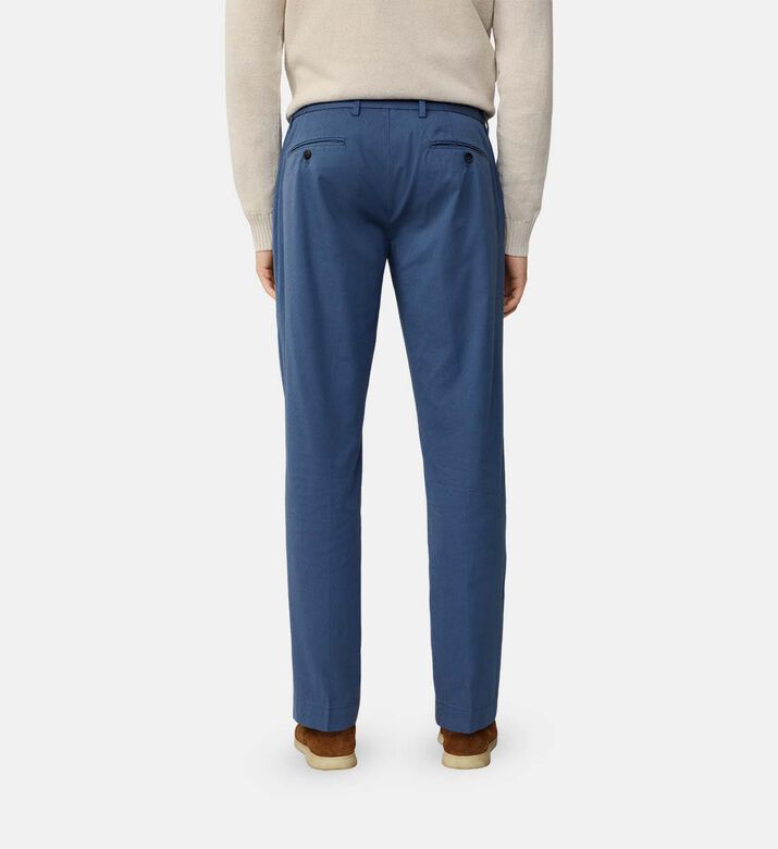 بنطال بخصر مطاطي وأرجل تضيق نحو الأسفل