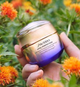 كريم متطور لشد البشرة وتوحيد لونها فايتل بيرفكشن