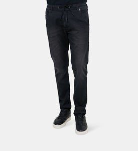 بنطال جينز برباط خصر بقصة تضيق نحو الأسفل