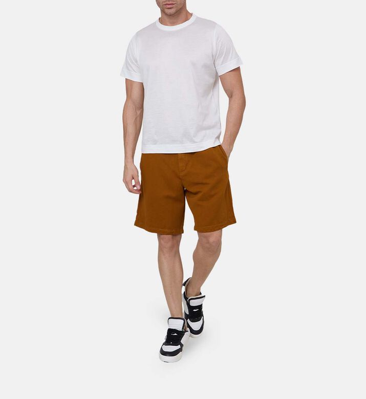 بنطال بقصة تضيق نحو الأسفل