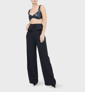 بنطال واسع الأرجل ومزين بكشكشة