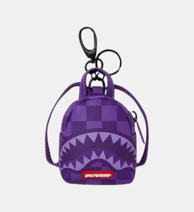 سلسلة مفاتيح بشكل حقيبة ظهر بنقشة مربعات