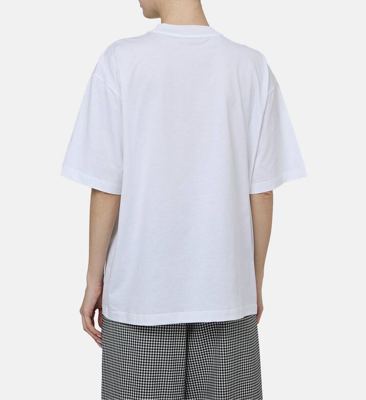 تيشيرت بأكمام قصيرة بقصة مربعة