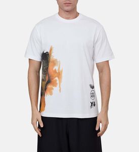 تيشيرت قطن قصير الأكمام بياقة دائرية وطبعة تجريدية