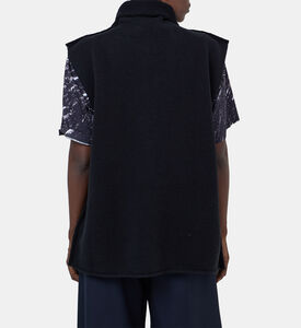 بلوزة بدون أكمام بياقة عالية