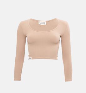 قميص بأكمام طويلة وشارة شعار