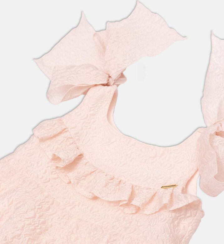 فستان بكتفين مربوطين بعقدتين كبيرتين