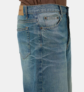 بنطال جينز بقصة مستقيمة